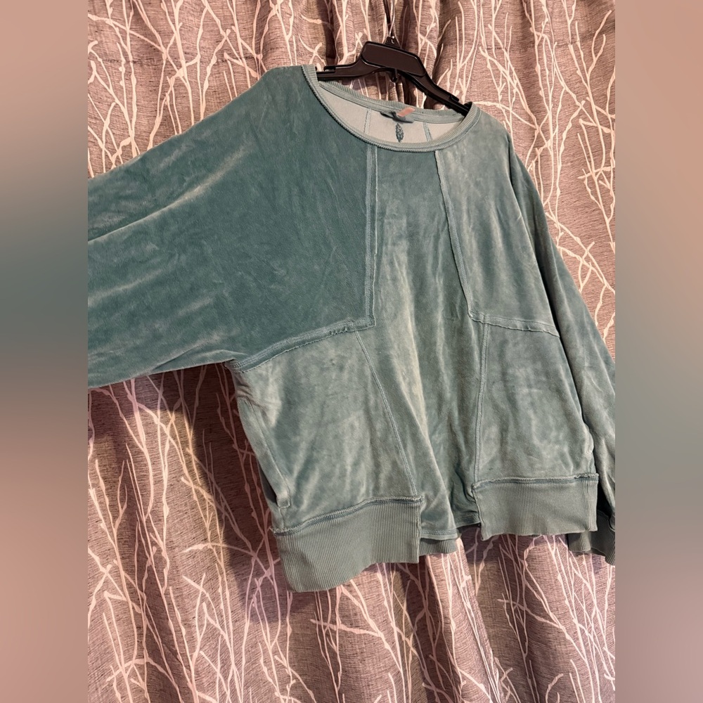 Like New Oversized FP Movement Velour Sweatshirt size Medium - Picture 2 of 4